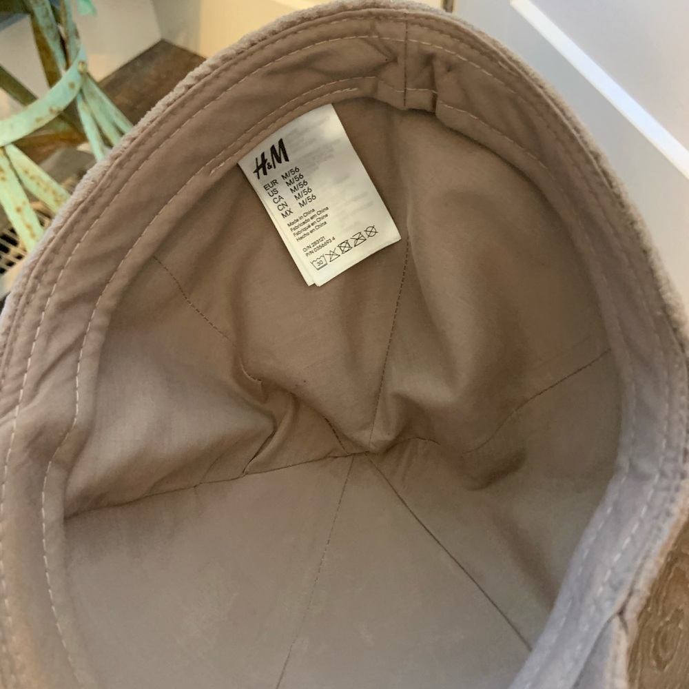 Fitted suede hat - Picture 2 of 2
